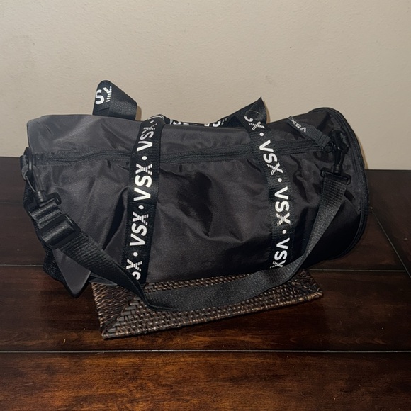 NWT 🆕 |• Victoria’s Secret•| VSX Black Duffel Bag - Picture 7 of 7